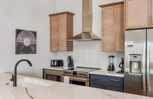 Spacious Nash Home for 12 Guests with Rooftop Views and Hot Tub - Photo 11