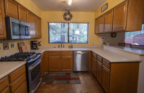 3BR Flagstaff Escape with Deck and Pine Views - Foto 5