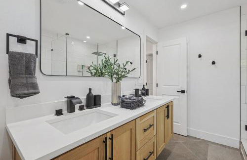 3-BD 3-BA Bungalow ft Backyard w Deck & Firepit - Foto 25