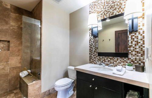 One Village Place 502 by East West Hospitality - Foto 18