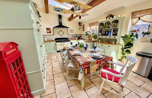 Beautiful Character 5 Bedroom Dorset Thatched Cottage - Great Location - Garden - Parking - Fast WiFi - Smart TV - Newly decorated - sleeps up to 10! Only 18 mins drive to Sandbanks Beach! Close to Bournemouth & Poole - Photo 20