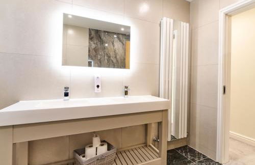 Lethbridge Villa 49 3-bedroom Apartment with private HOT TUB,Fibre WiFi, free parking, sleeps 6 - Foto 48