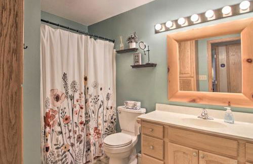 Cabin with Fire Pit and Movie Room, 1 Mi to Lake - Foto 26