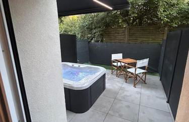 La terrasse abritée et son spa - Photo 7