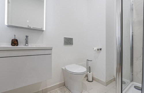 Coulsdon Grand - Sleeps 8 - 5 BR - Free Parking - Foto 23