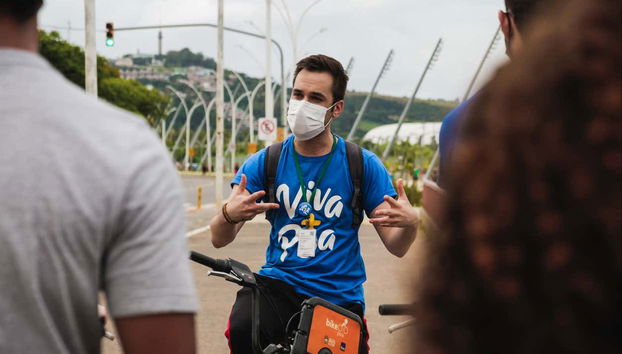 Escutando as explicações do guia