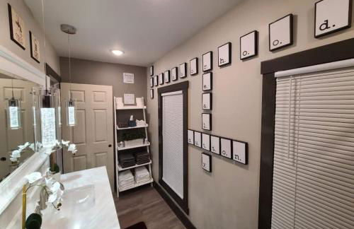 King Bed In Main Floor - Downtown Vacation Rental - Foto 17