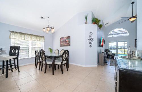 South Facing Pool with Stunning Lake View - Family Friendly Home - Nr Disney - Foto 12