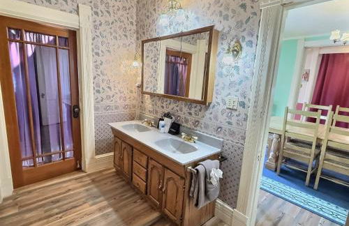 Gem Palace with Hot Tub Sauna - Photo 27