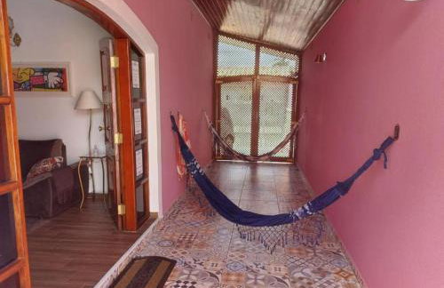 Casa Rosa de Peruíbe - Casa de Temporada 3 dormitórios, 10 hóspedes, piscina, wi-fi, netflix, 800 metros da praia - Photo 4
