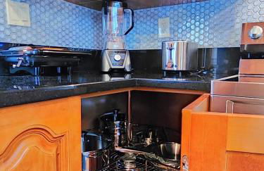 Stylish Forest Lodge with Large Hot Tub, Firepit and Fireplace minutes to Gore Mountain - Foto 65