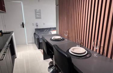 Studio 124 luxuoso, novo, bem equipado com ar condicionado e cozinha completa - Centro Mogi - Foto 11