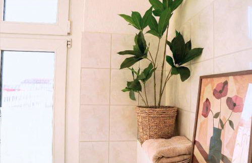 Ruhiges & modernes 5-Personen Apartment mit Boxspringbetten, Smart-TV, Wlan und Balkon - Foto 14