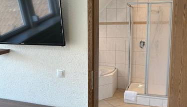 Hotelähnlich ausgestattete Zimmer mit eigenem Bad - Foto 3