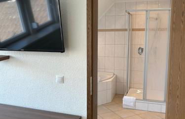Hotelähnlich ausgestattete Zimmer mit eigenem Bad - Foto 3