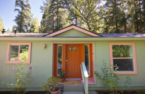 Saltwater Hot Tub, Forest Retreat, Minutes to Town - Foto 18