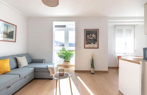 Piso renovado cerca del Ayuntamiento y del metro - Foto 1