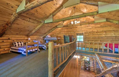 The Red Pine Cabin with Private Pond and Dock! - Foto 17