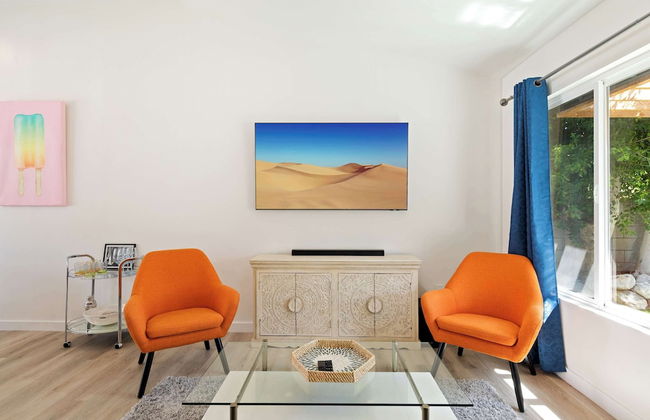 Experience Modern Luxury at Desert Hideaway - Foto 27