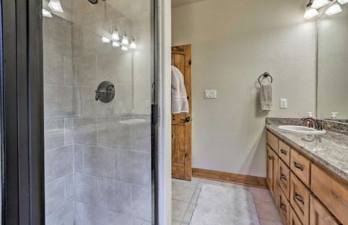 Riverfront Blanco Home with Shaded Porch and Hot Tub - Foto 12