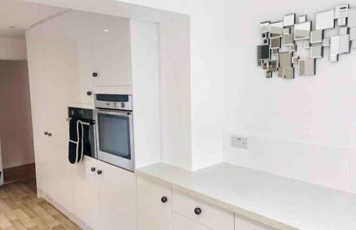 Lovekush Epsom Banstead Surrey. Views over London - Photo 17