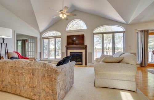 Spacious Lakefront New Auburn Home with Sunroom - Foto 6