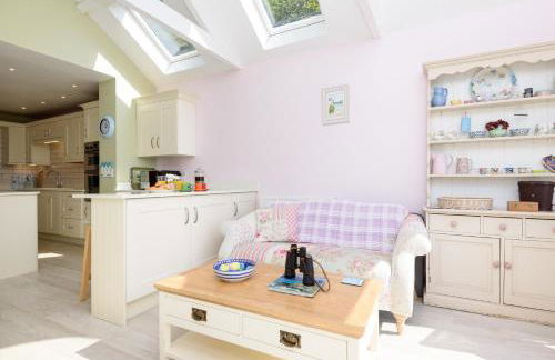 Beach Front House with Stunning Sea Views and Free Parking - Foto 21