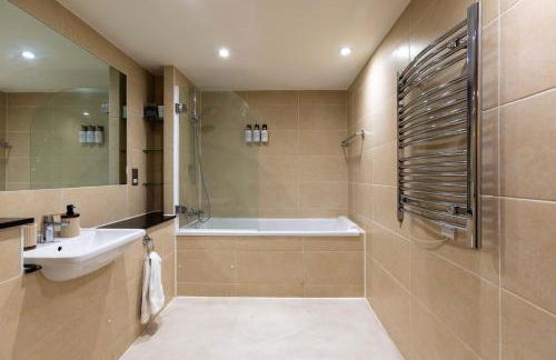 Zone 1 Modern 2 Bed 2 Bath Apt with outdoor space Hyde park - Foto 40