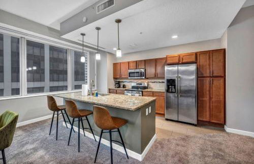 HUGE Panoramic SkySuite w/ Downtown VIEWS: Gym - Photo 12