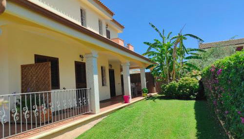 Casa SERENAS, a 5 minuti dal mare con parcheggio, clima e tutto il necessario per la tua vacanza in relax - Foto 3, Garden, Garden view