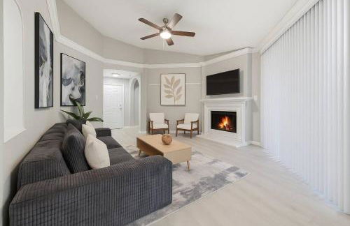 Chic 2BR Boho-Chic Retreat Garage, Pool, Gym - Photo 14