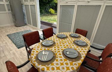 Spacious 3 bed house garden & parking sleeps 5 - Foto 4