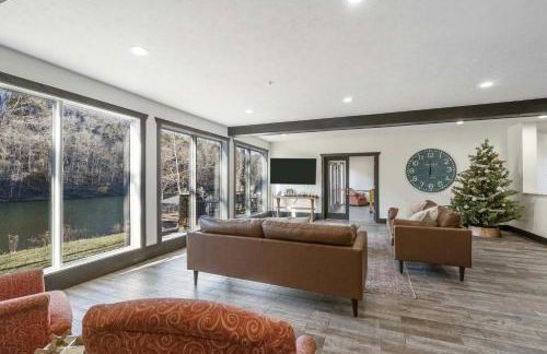 Foggy River Retreat - For 16 - Foto 18