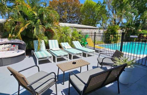 Prime Location Gateway with Pool & Patios, Near Beaches, Groceries and Restaurants - Photo 1