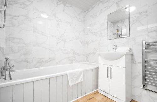 Stylish Five Bedroom House - Parking - Terrace - Fast Wi-Fi 974P - Foto 6