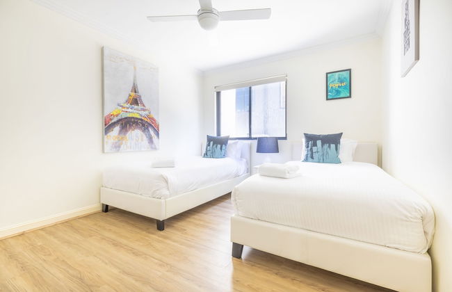 Perfectly Located Apt Rooftop Pool & Spa - Photo 3