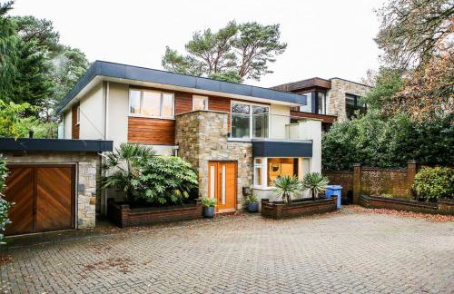 Hot Tub/Football Court/Sleeps 12/Luxury Villa - Photo 32