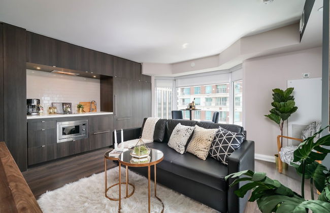 QuickStay Yorkville Condo - Yonge & Bloor - Photo 17