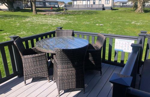 Relaxing Retreat with Hot Tub - Photo 7