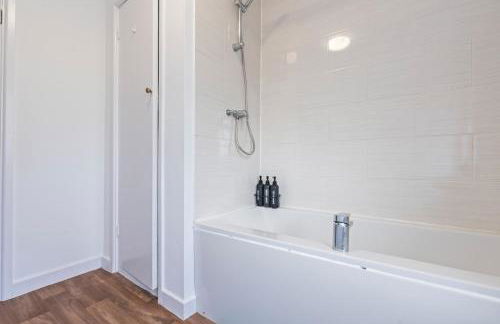 #93 Stylish Warwick Home - 10 mins to Warwick Castle - Sleeps 6 - " Perfect for Contractors and Families - Free Parking" - Foto 5