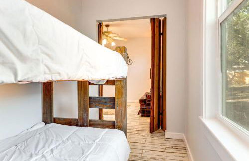 Walk to Downtown Shops and BBQ Home with Fenced Yard - Foto 21