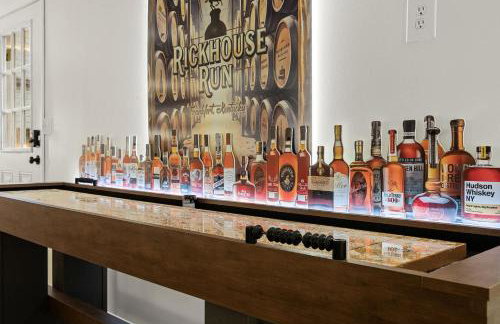 Bourbon-themed home w arcade & hot tub for groups - Foto 19