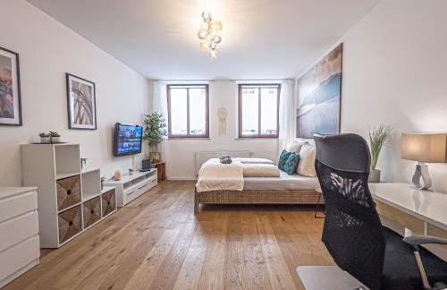 Gemütliche Ferienwohnung mit 2 Schlafzimmern, kostenfreiem Parkplatz, modernem Bad, Küche, Waschmaschine & Trockner - Foto 2