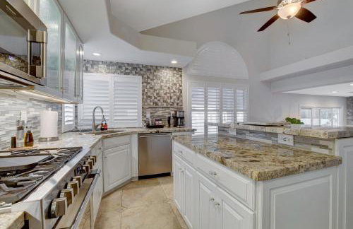 Beautiful 5BR w/King Beds, Pool & Hot Tub, Games - Photo 5