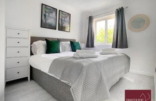 Knaphill, Woking - 3 Bed House - With Garden - Photo 8