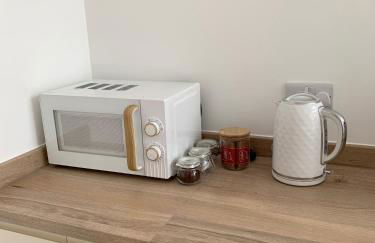 Iris Home in Southsea FREE street parking and pets welcome - Photo 13