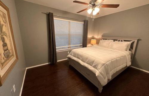 Lake Front Home, around 15 minutes drive to AT&T and Epic Water - Foto 21