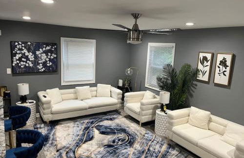 Stylish and Modern Large Bedroom - Foto 12