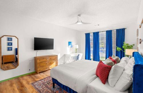 Resort Style Backyard Pool Pickleball Court - Foto 30