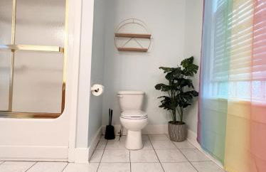 Uptown Colorful Cottage by the Riverwalk - Foto 42